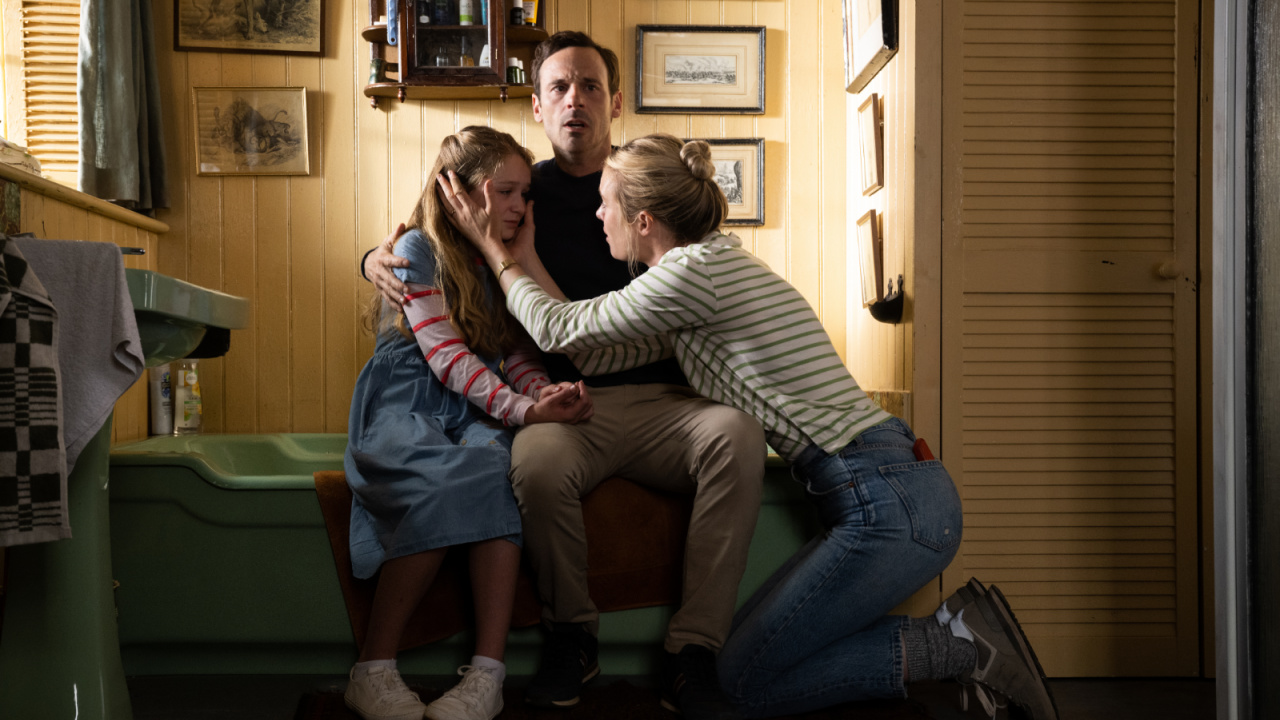 Agnes Dalton (Alix West Leffler), Ben Dalton (Scoot McNairy), and Louise Dalton (Mackenzie Davis) in Speak No Evil, directed by James Watkins.