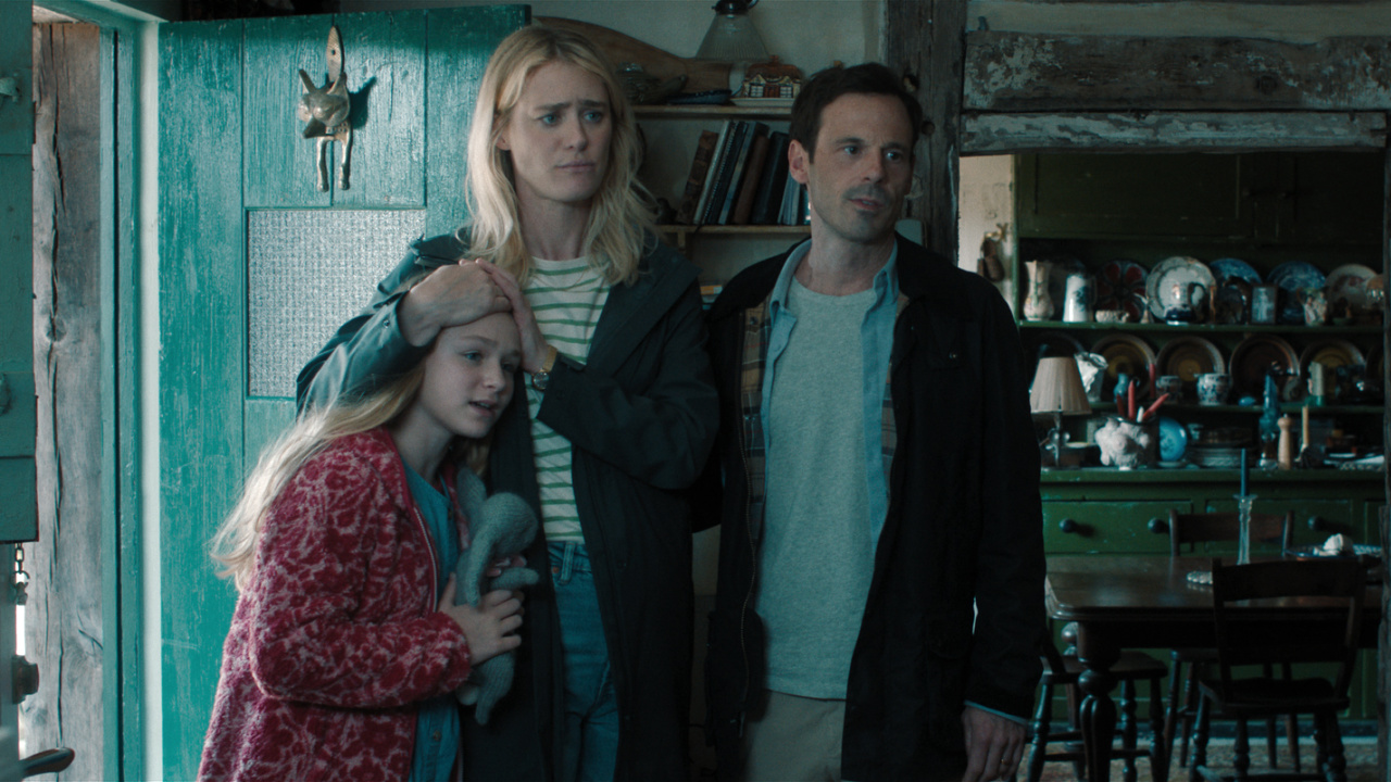 Agnes Dalton (Alix West Leffler), Louise Dalton (Mackenzie Davis) and Ben Dalton (Scoot McNairy) in 'Speak No Evil' directed by James Watkins.