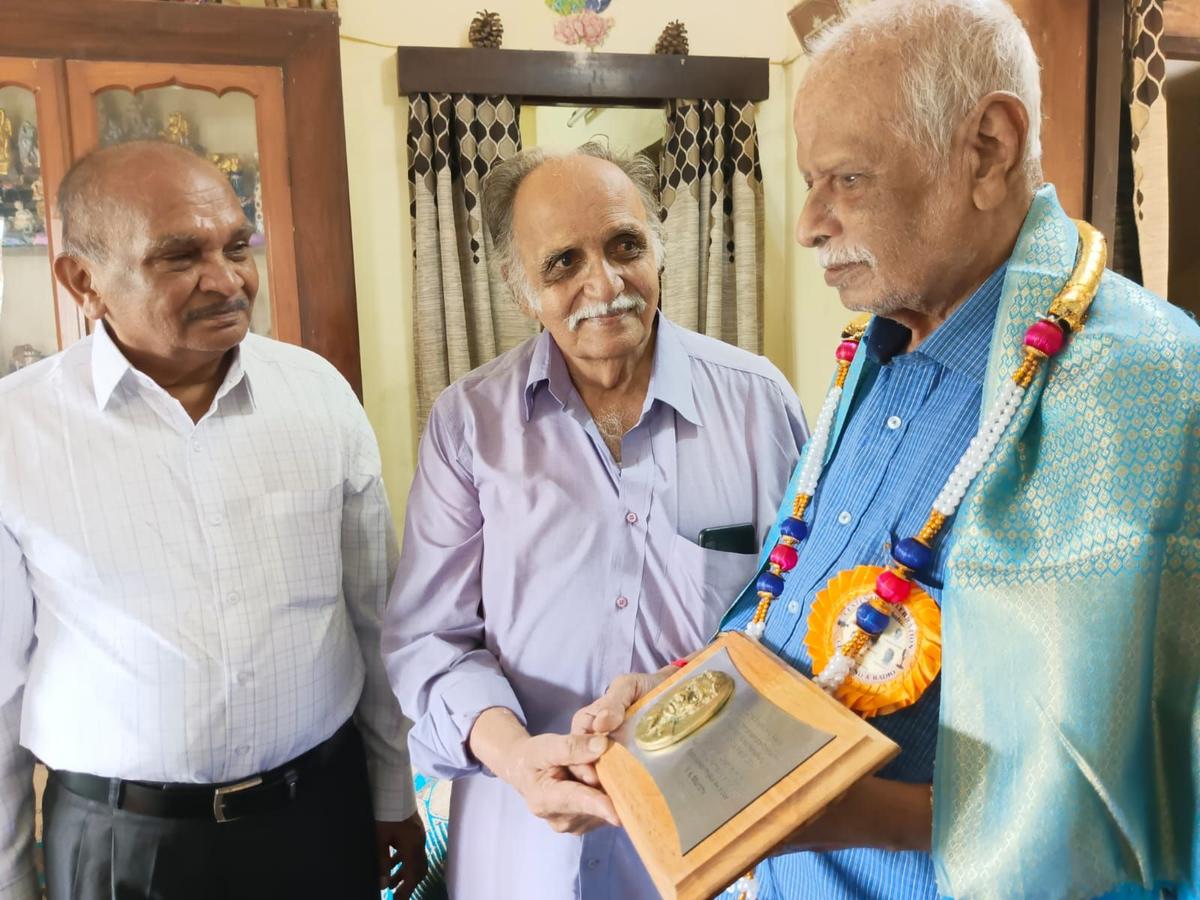 Dilip Dutt receiving the special VK Murthy memorial 