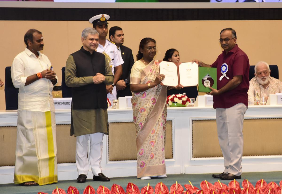 Suresh Urs receiving National Award for Best Editor.