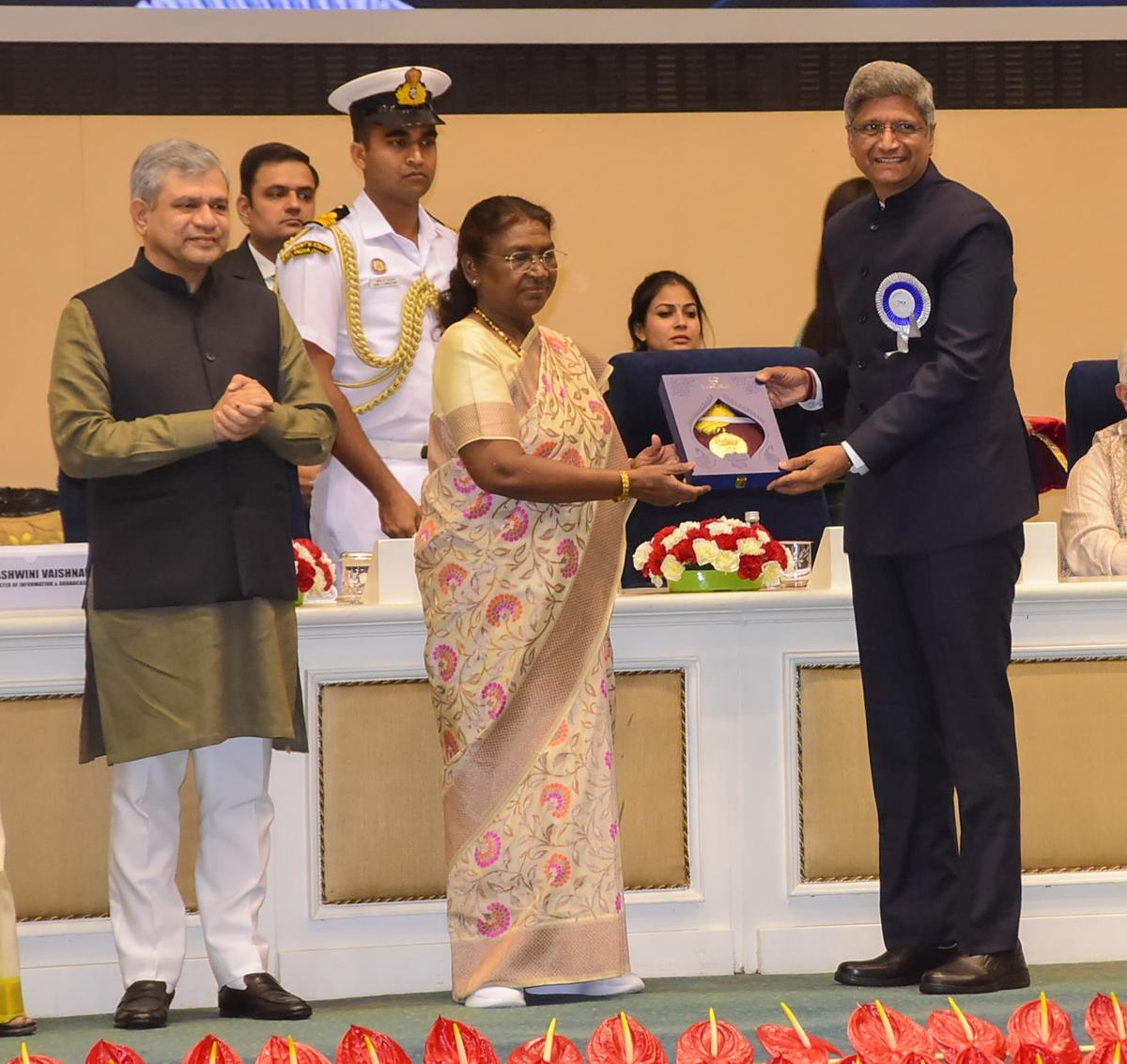 Dinesh Shenoy receiving National Award for Best Debut Director.